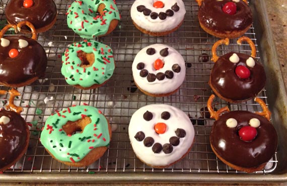 Christmas Cake Donuts: Reindeer, Snowmen & Wreaths Team Christmas Cake Donuts: Reindeer, Snowmen & Wreaths Team