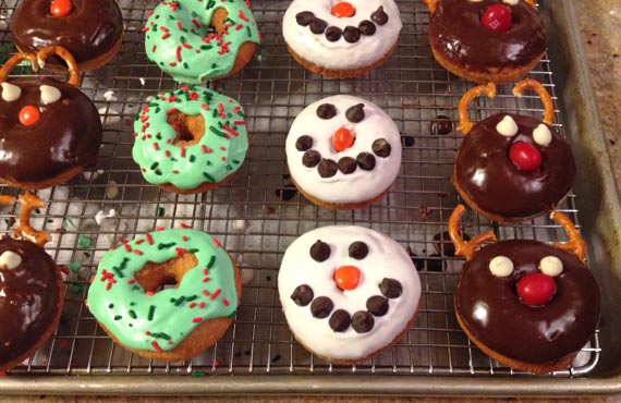 Christmas Cake Donuts: Reindeer, Snowmen & Wreaths  Team 