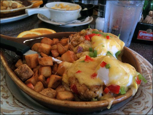 Broken Egg Cafe: Crabcakes Cavallo